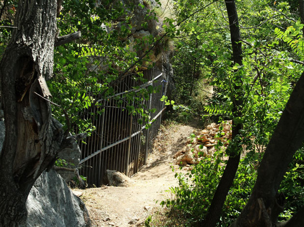 Трагови прачовека у пећинама Сићева